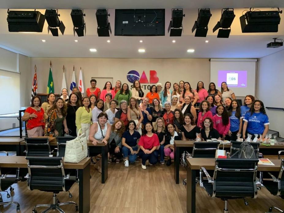 mulheres reunidas em auditório posam para foto. #paratodosverem 