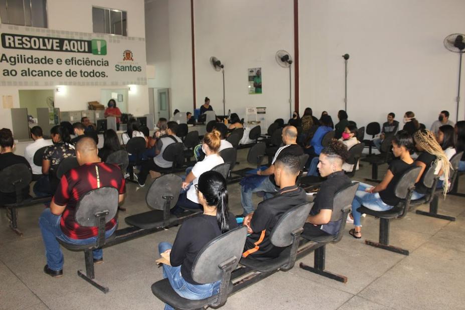 vista geral do salão do centro de emprego em santos. Pessoas estão sentadas em cadeiras. #paratodosverem