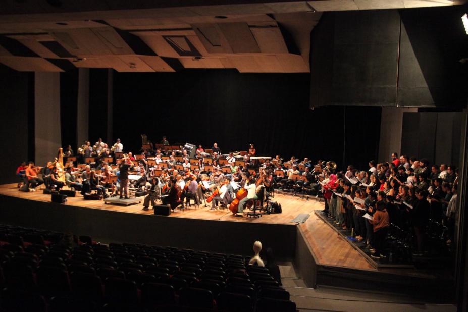 músicos e coralistas em palco. #paratodosverem