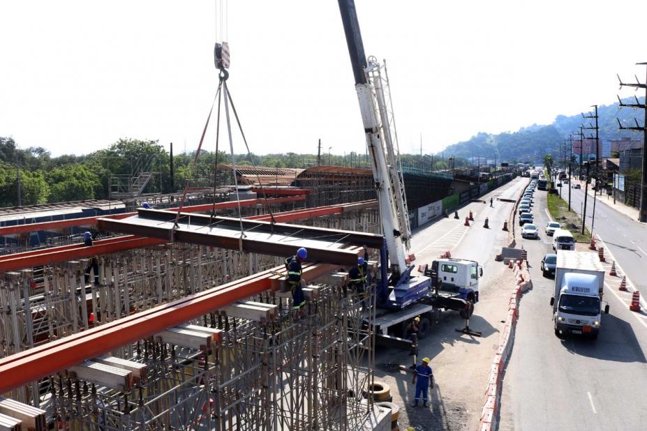 Operários e máquinas trabalham na obra do viaduto. #pracegover