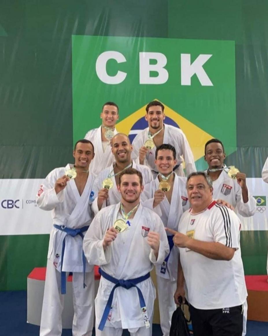 Atletas reunidos para foto exibem medalhas de outro. #paratodosverem