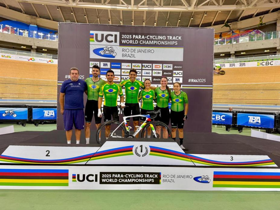 Equipe de ciclismo de Santos perfilada na foto. #paratodosverem