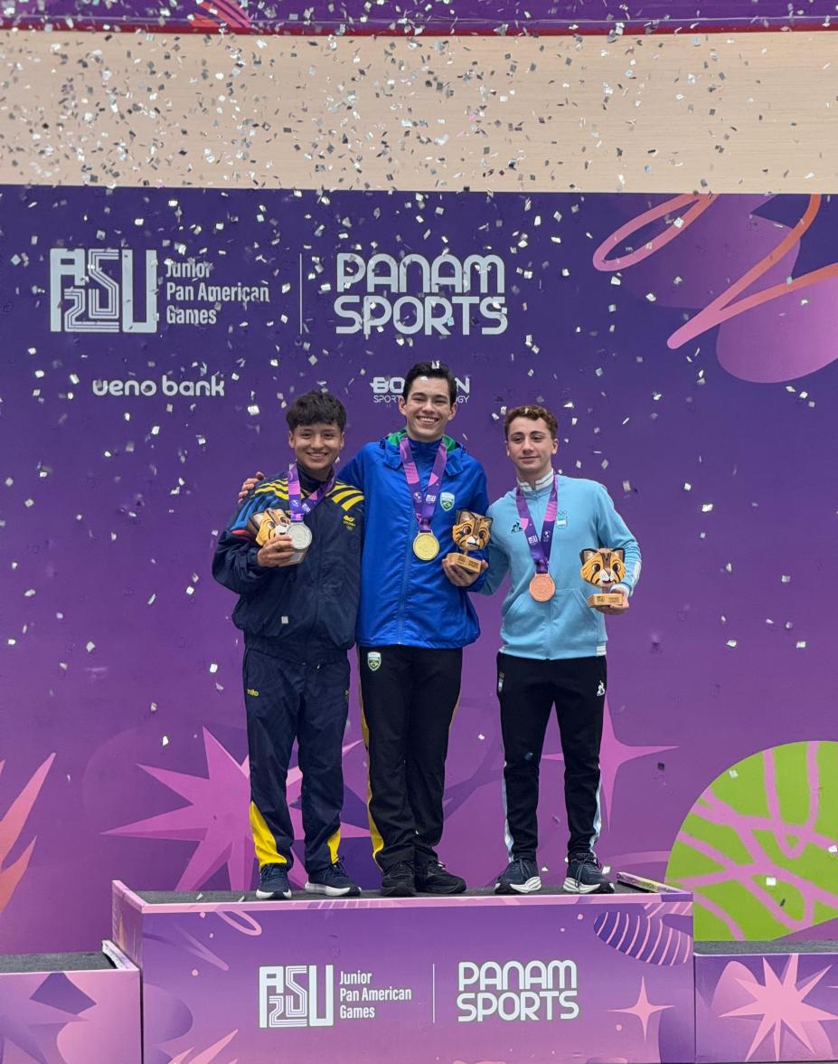 três atletas em pódio com medalhas. #paratodosverem