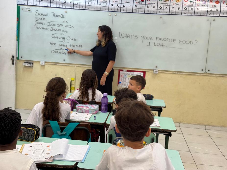 Professora dando aula de inglês #paratodosverem 