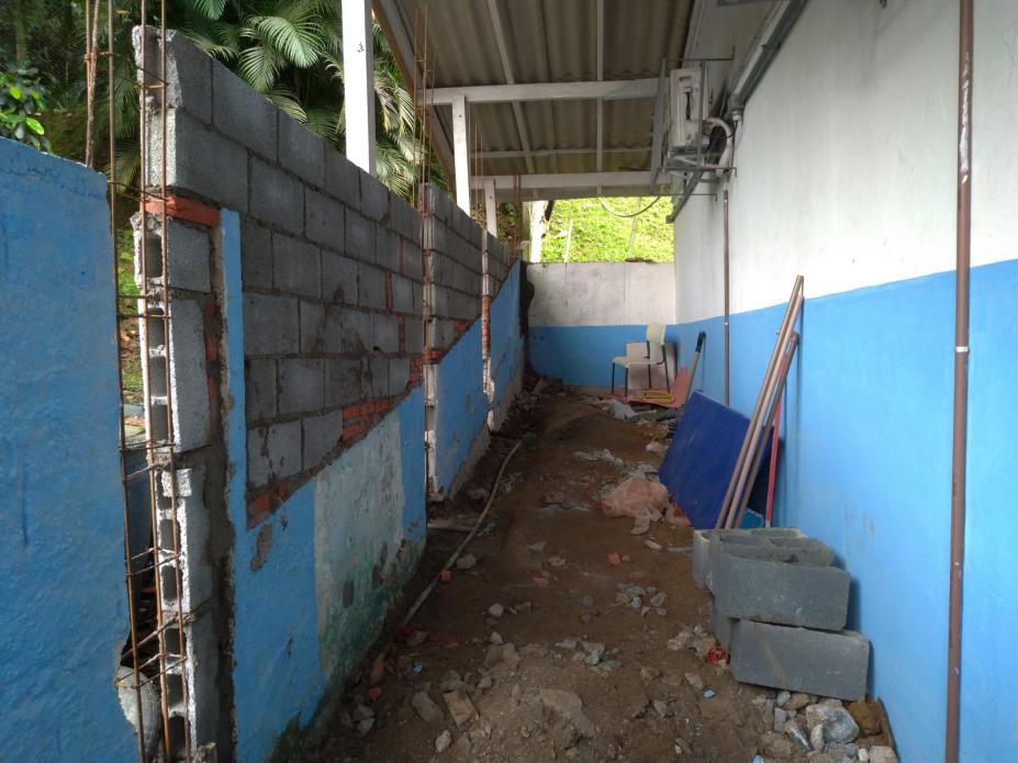 Corredor da escola em obras #paratodosverem