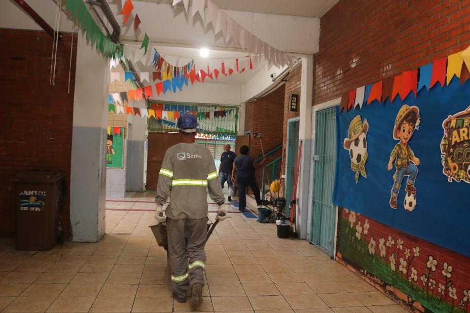 operário anda em escola #paratodosverem