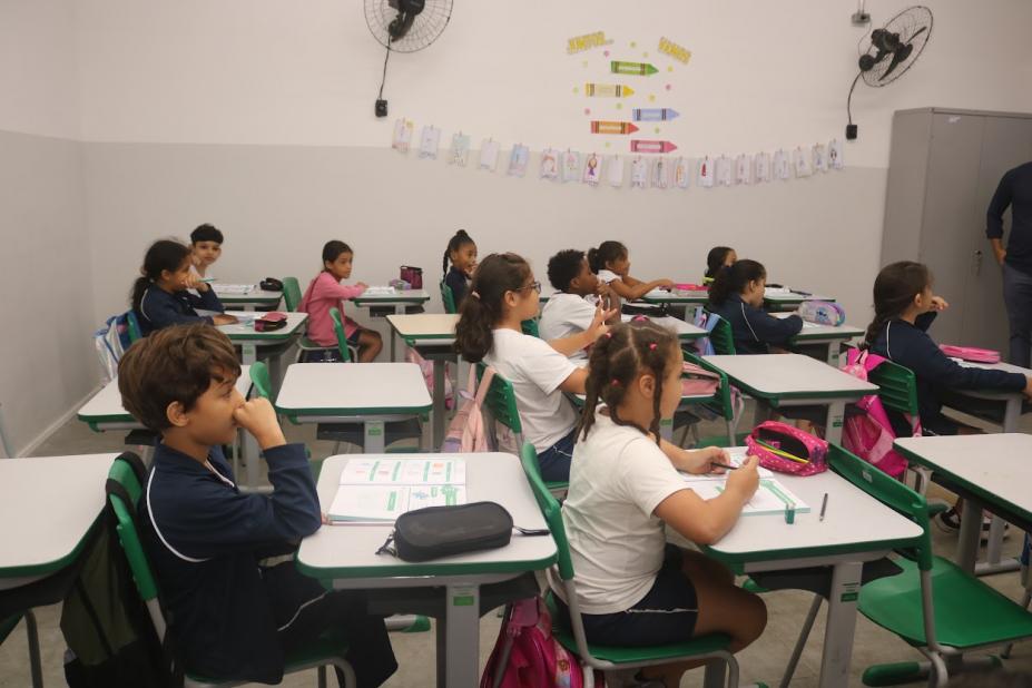 crianças na sala de aula #paratodosverem