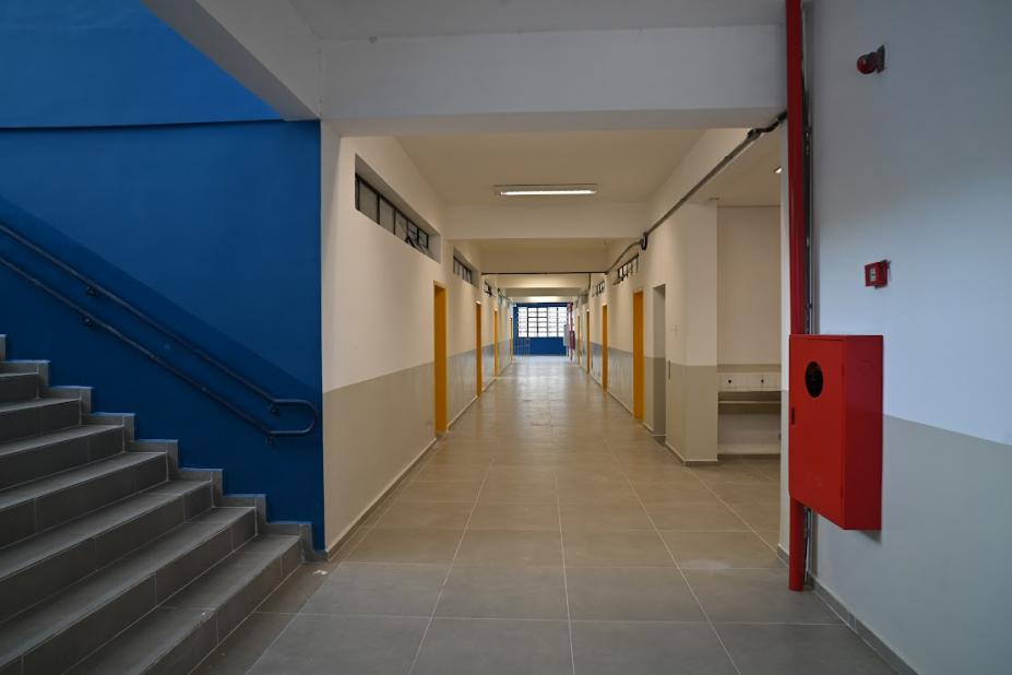 corredor da escola reformado #paratodosverem