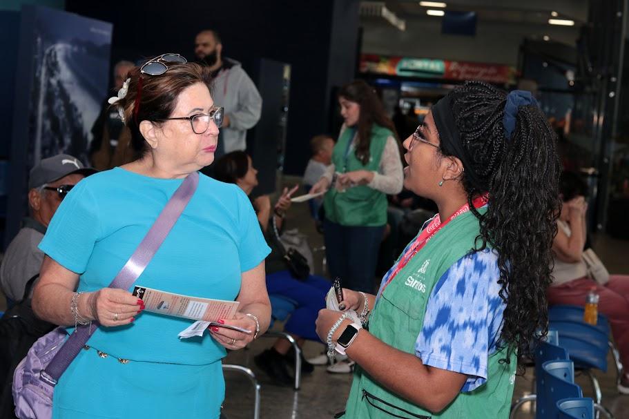 duas mulheres conversando de frente #paratodosverem