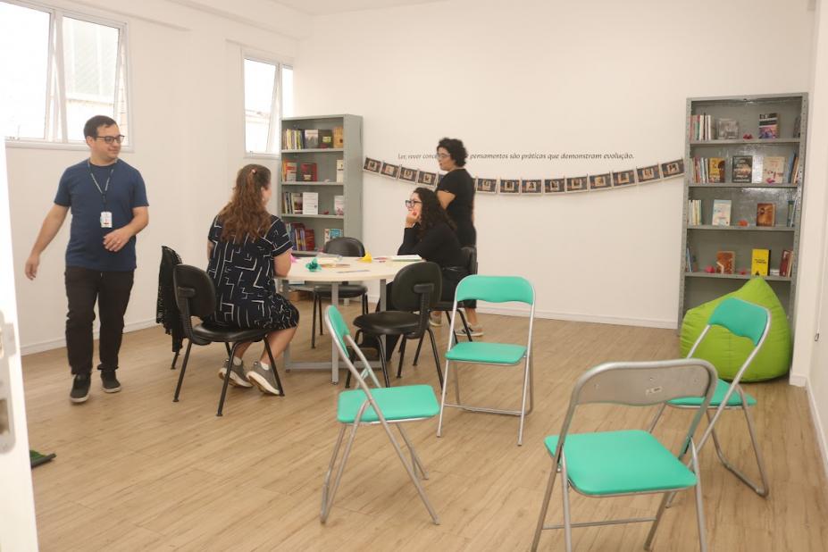 servidores em biblioteca #paratodosverem 