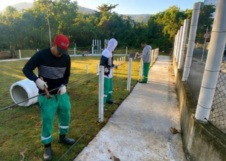 operários montando circuito #paratodosverem