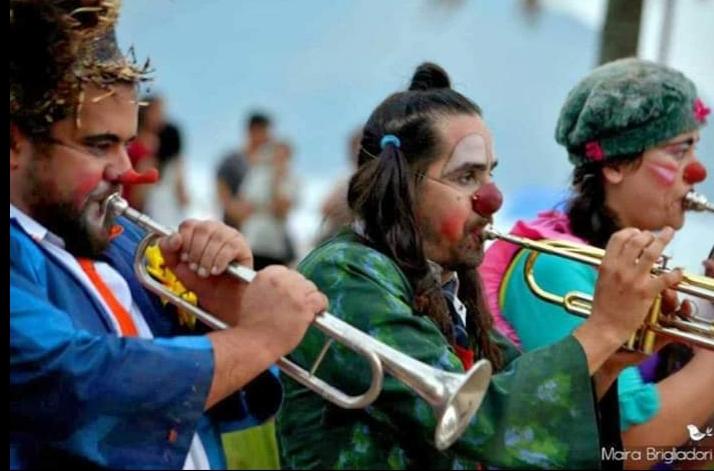 palhaços tocando trombone #paratodosverem 