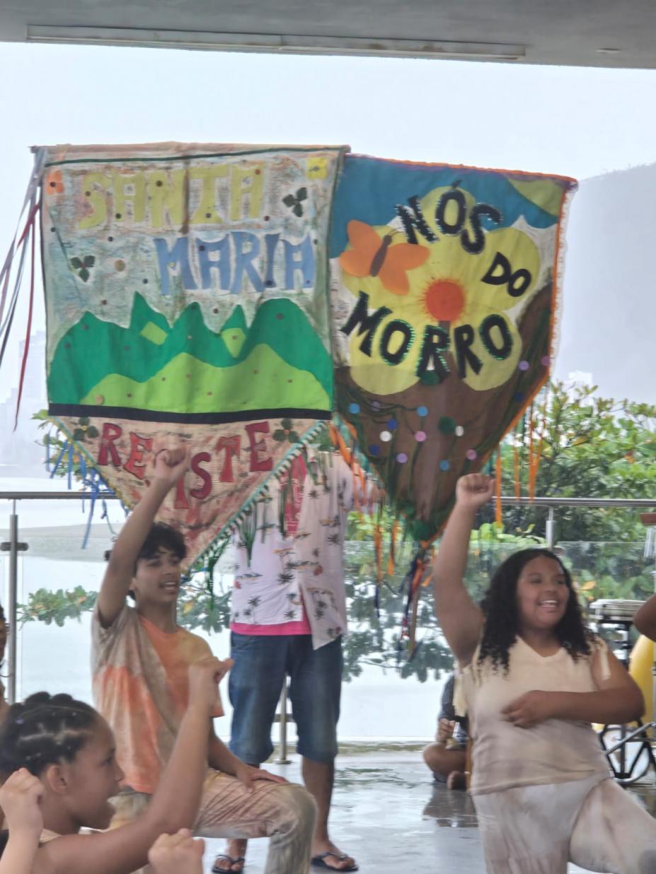 crianças apresentando espetáculo #paratodosverem