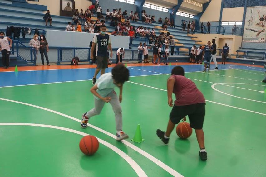 crianças com a bola na quadra #paratodosverem