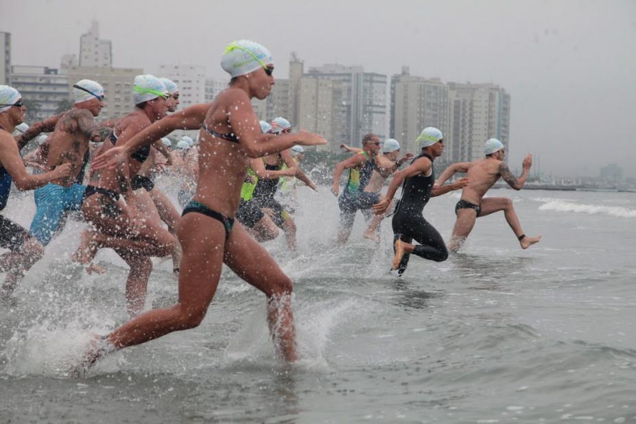 atletas de natação entrando no mar #paratodosverem