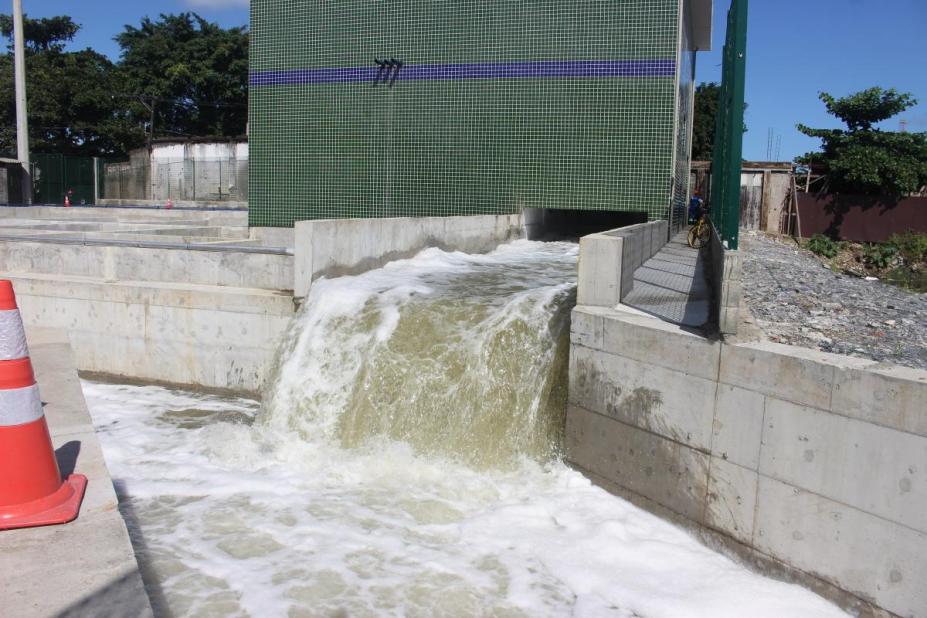 comporta em funcionamento com água escoando #paratodosverem