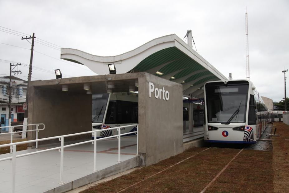 Estação Porto do VLT com um vagão à direita. #paratodosverem
