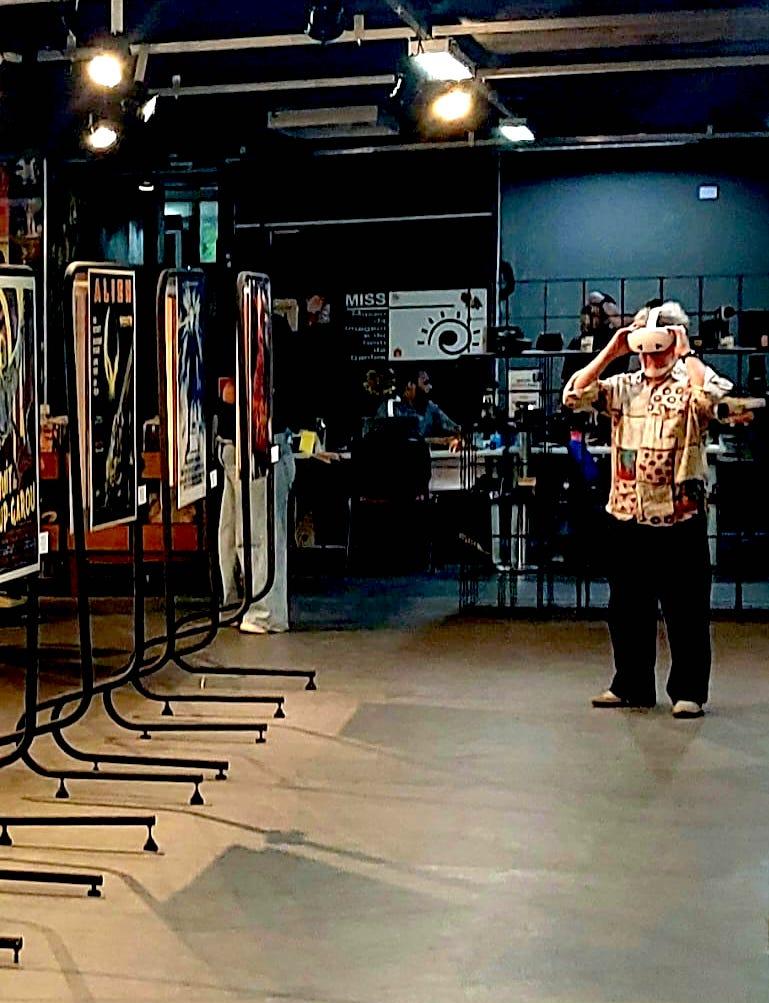 pessoa usando óculos de realidade aumentada em exposição #paratodosverem