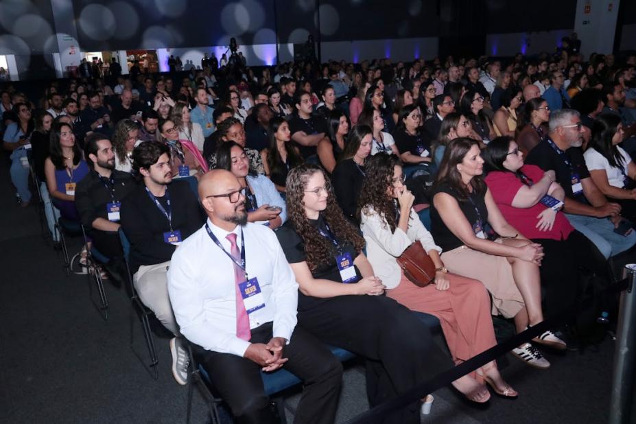 público acompanhando evento #paratodosverem