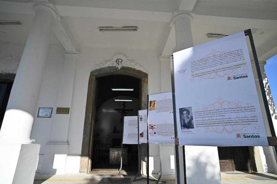 exposição com cartazes das homenageadas #paratodosverem 