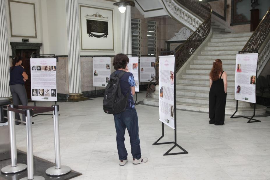 pessoas olhando a exposição #paratodosverem 