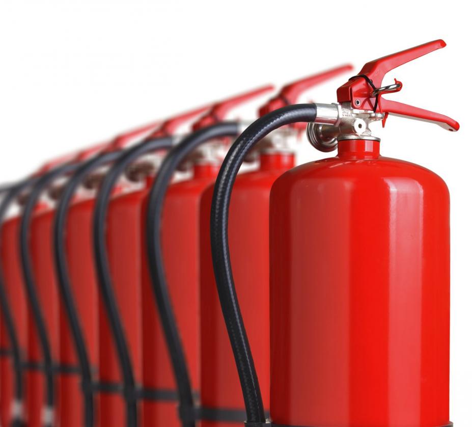 Extintores de incêndio enfileirados #paratodosverem