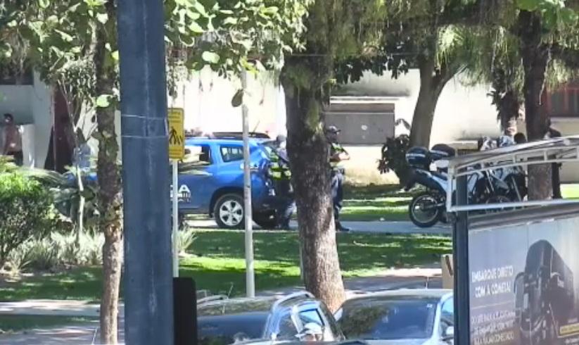 Veículos da Guarda Municipal no jardim da orla. #pratodosverem