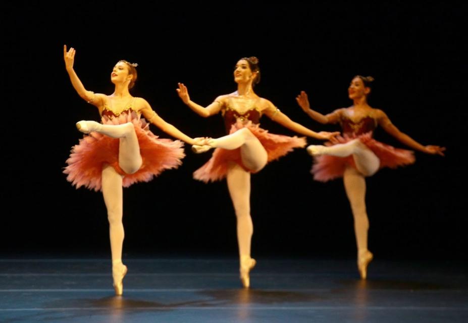 3 bailarinas se apresentam em palco #paratodosverem 