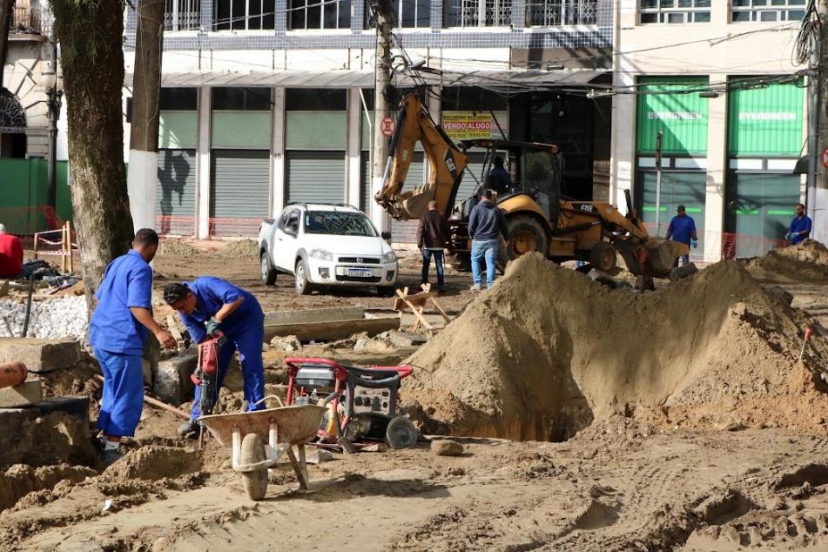 obra em via pública com operários trabalhando e carro sem adesivo de identificação parado próximo ao canteiro de obras. #paratodosverem