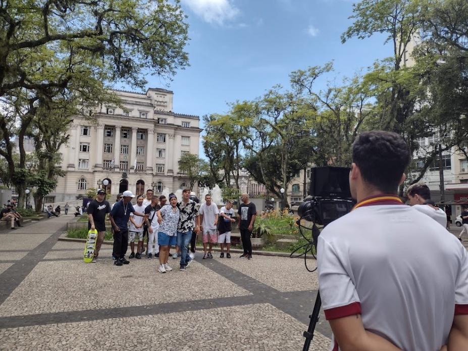 pessoa filma jovens na praça mauá #paratodosverem