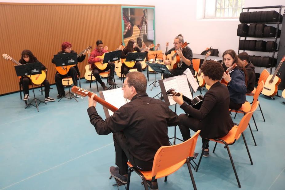 pessoas tocando violão #paratodosverem