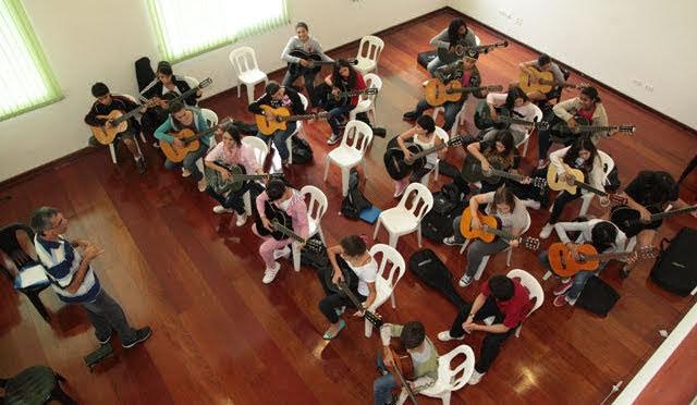 pessoas fazendo aula de violão #paratodosverem 