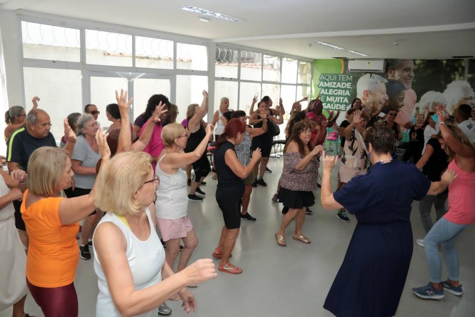 idosas dançando na aula #paratodosverem 