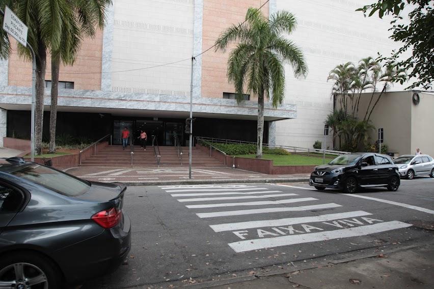 faixa viva em rua, com um carro à frente e um chegando próximo. #paratodosverem