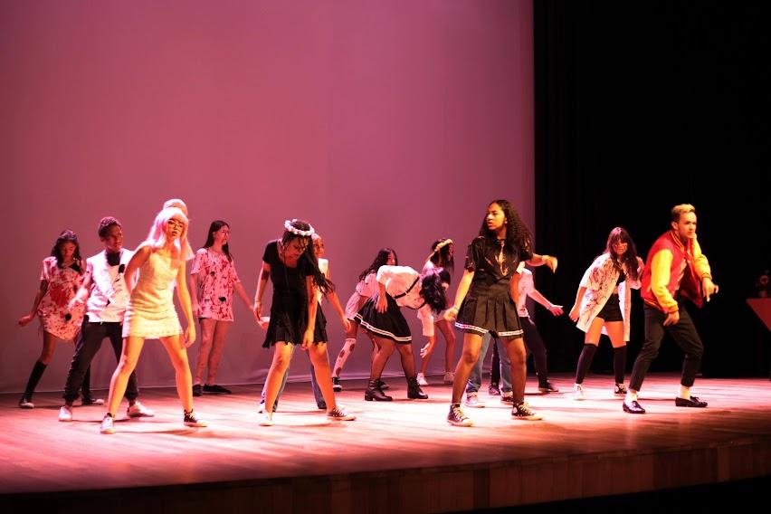 Jovens fazem coreografia em palco. #paratodosverem