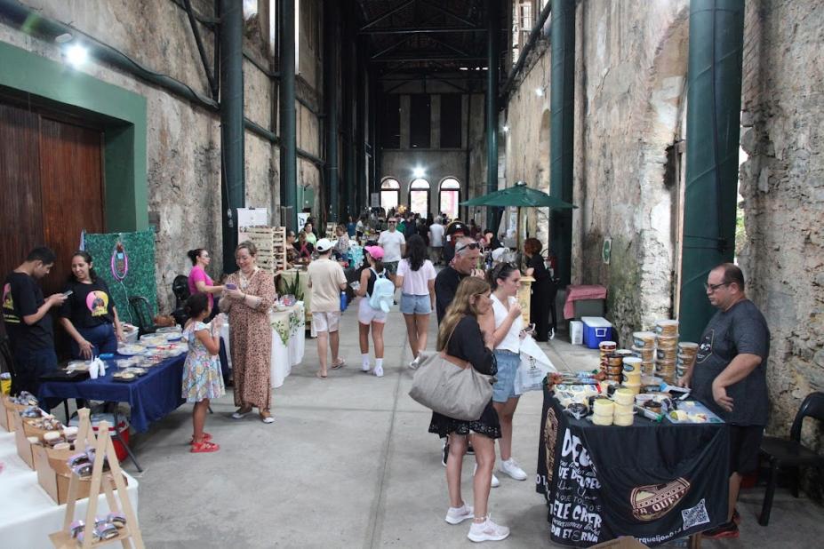 pessoas olhando produtos em feira #paratodosverem