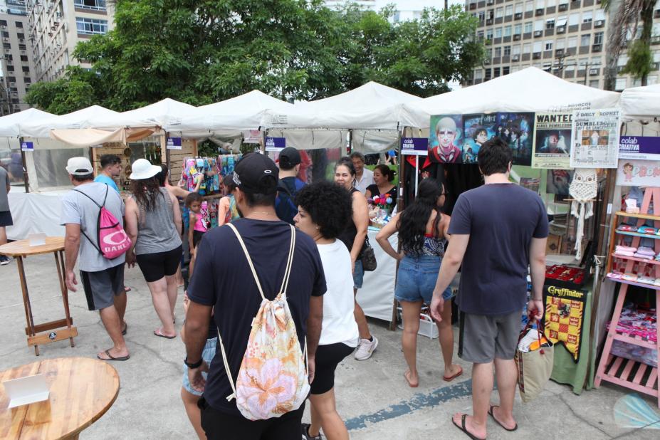 movimento de público em feira de artesanato ao ar livre.#paratodosverem