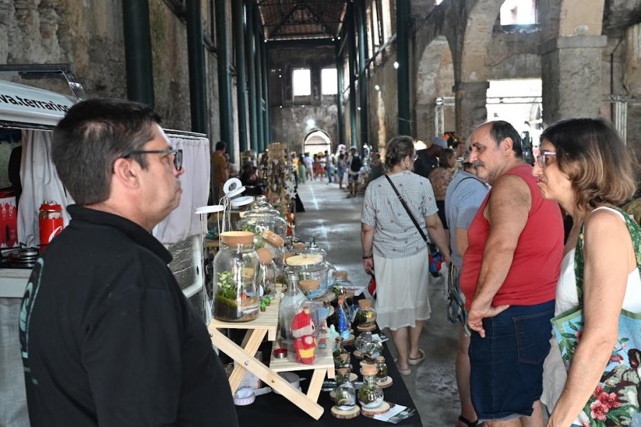 pessoas olhando produtos em feira #paratodosverem