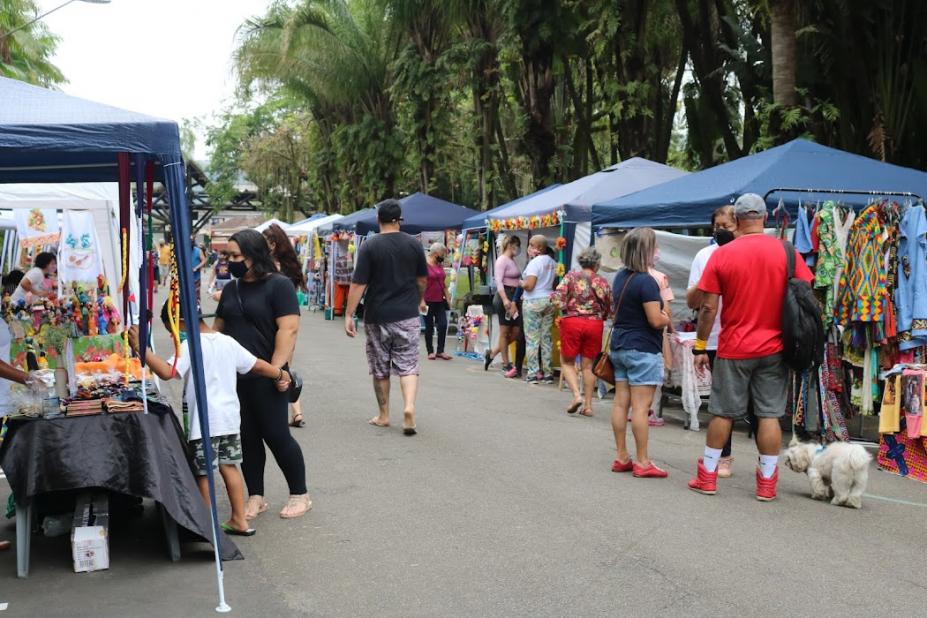 Pessoas percorrem alamedas com tendas de produtos artesanais. #pratodosverem