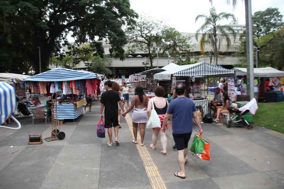 pessoas andando na feirarte #paratodosverem