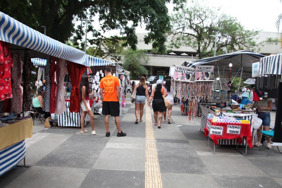 pessoas na Feirarte aparecida #paratodosverem