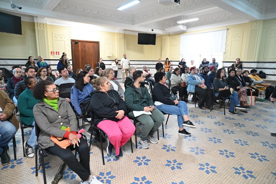expositores sentados durante reunião #paratodosverem 