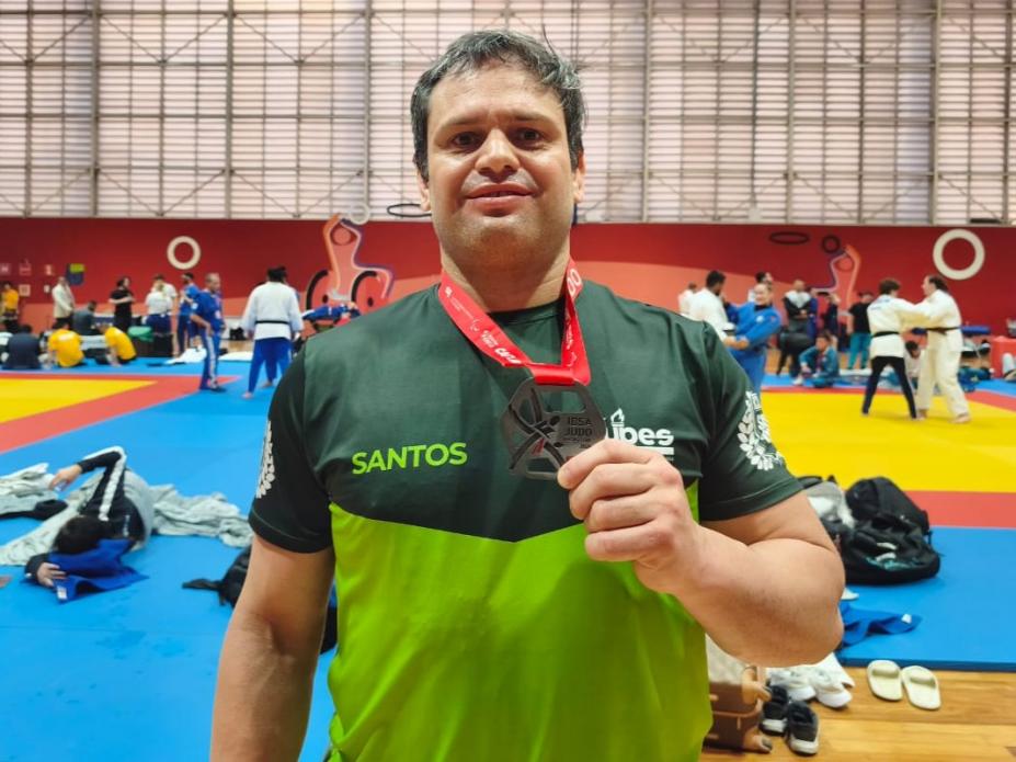 Judoca Felipe Amorim com a medalha. #paratodosverem
