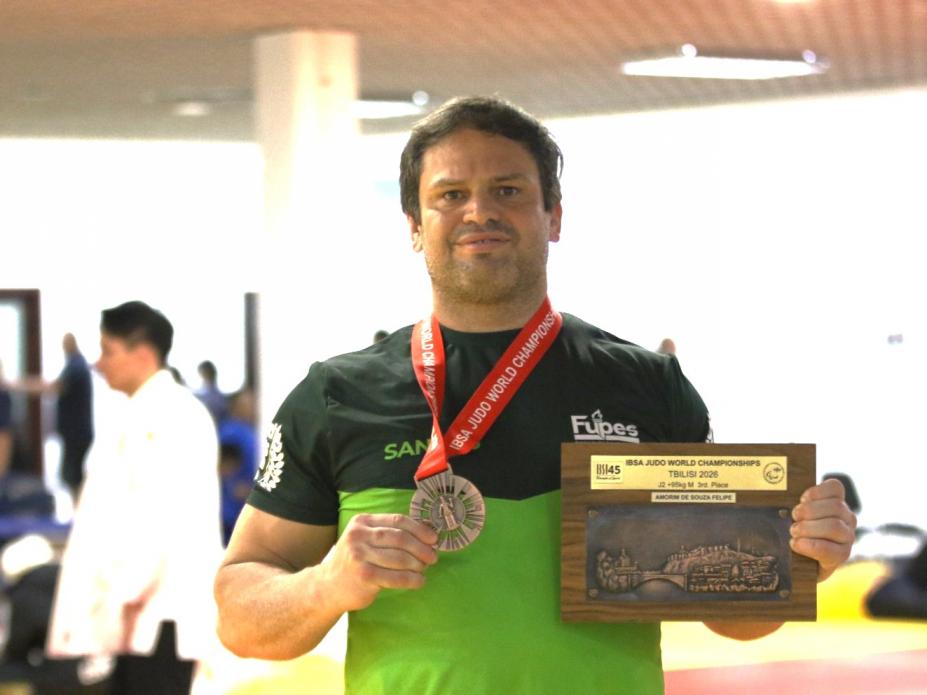 Judoca paralímpico Felipe Amorim com a medalha no mundial. #Paratodosverem