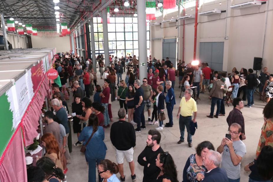 pessoas comendo na festa #paratodosverem