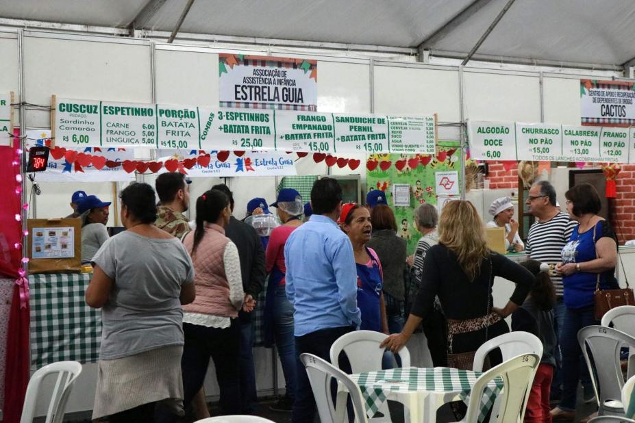 Barraca de lanche da Festa Inverno com grande público na frente. #Pracegover