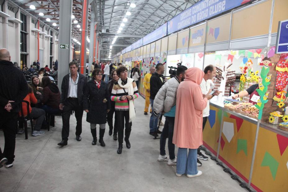 pessoas andando na festa inverno #paratodosverem