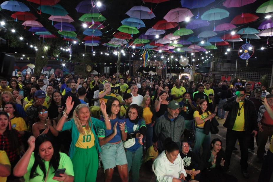 Torcida vendo o jogo na Quermesse. #Paratodosverem