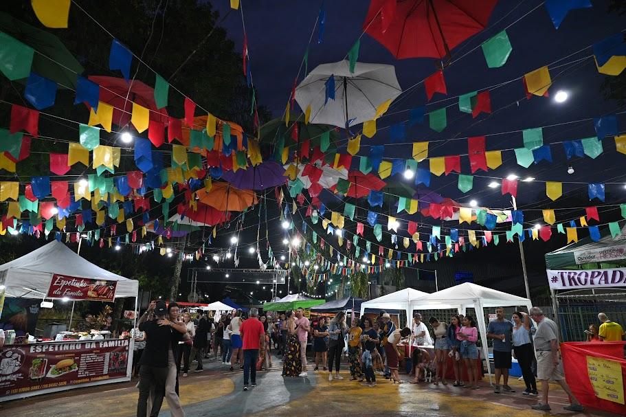 salão a céu aberta com festa decorado por bandeirinhas. #paratodosverem