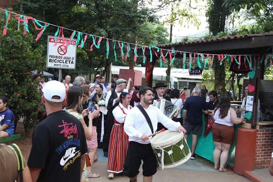 pessoas participando da festa #paratodosverem